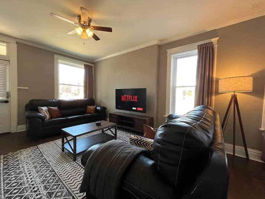 Cozy 2Br-1Ba Backyard & King Bed Apartment Saint Louis