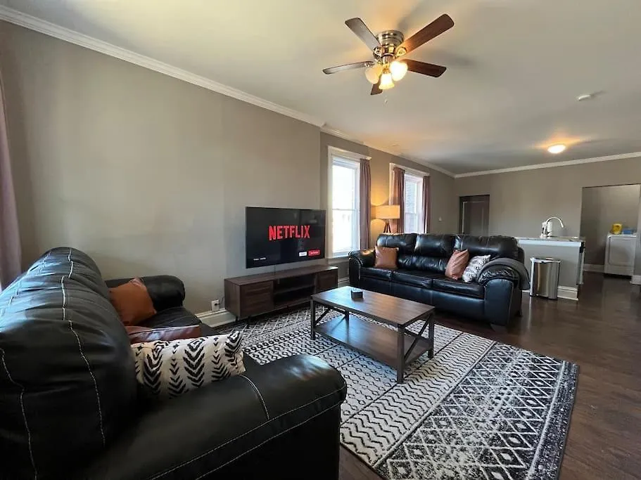 Cozy 2Br-1Ba Backyard & King Bed Apartment Saint Louis